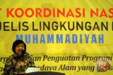 Menteri Lingkungan Hidup dan Kehutanan Siti Nurbaya memberikan sambutan saat menghadiri Rapat Koordinasi Nasional (Rakornas) Majelis Lingkungan Hidup Muhammadiyah di kampus Universitas Muhammadiyah (Unismuh) Makassar, Sulawesi Selatan, Jumat (20/4/2018). Rakornas yang dihadiri sejumlah pengurus Pimpinan Pusat Muhammadiyah dengan mengangkat tema Sinergitas dan Penguatan Program untuk Pengelolaan Sumberdaya Alam yang Berkelanjutan tersebut berlangsung hingga 22 April 2018. (ANTARA FOTO/Abriawan Abhe) 