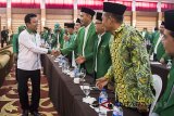Ketua Umum PPP Muhammad Romahurmuziy (kiri) menghadiri rapat koordinasi wilayah PPP di Bandung, Jawa Barat, Senin (22/4). Rakorwil PPP tersebut membahas pemenangan pilkada 2018 di Jawa Barat. ANTARA JABAR/M Agung Rajasa/agr/18
