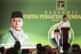 Ketua Umum PPP Muhammad Romahurmuziy menyampaikan arahannya saat rapat koordinasi wilayah PPP di Bandung, Jawa Barat, Senin (22/4). Rakorwil PPP tersebut membahas pemenangan pilkada 2018 di Jawa Barat. ANTARA JABAR/M Agung Rajasa/agr/18
