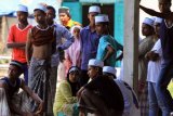  Imigran gelap etnis rohingya asal Myanmar beraktivitas di penampungan darurat komplek Sanggar Kegiatan Belajar (SKB) Cot Gapu, Kabupaten Bireuen, Aceh, Sabtu (28/4/2018). Rencananya 76 imigran itu akan dipindahkan ke Shelter Blang Adoe, Aceh Utara, sambil menunggu kejelasan dan kepastian dari imigrasi, IOM dan UHNCR terkait sampai kapan keberadaan mereka di Indonesia. (ANTARA FOTO/Rahmad)