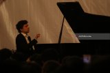 Alexander Ullman, pianis asal London, Inggris membawakan komposisi musik piano dalam pertunjukan Resital Piano di Surabaya, Jawa Timur, Sabtu (14/4). Konser pianis pemenang ajang kompetisi piano Franz Liszt yang ke-11 di Utrecht, Belanda tersebut digelar di tiga kota yakni Jakarta, Surabaya dan Medan.  Antara Jatim/Moch Asim/zk/18