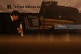 Alexander Ullman, pianis asal London, Inggris membawakan komposisi musik piano dalam pertunjukan Resital Piano di Surabaya, Jawa Timur, Sabtu (14/4). Konser pianis pemenang ajang kompetisi piano Franz Liszt yang ke-11 di Utrecht, Belanda tersebut digelar di tiga kota yakni Jakarta, Surabaya dan Medan.  Antara Jatim/Moch Asim/zk/18