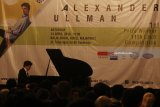 Alexander Ullman, pianis asal London, Inggris membawakan komposisi musik piano dalam pertunjukan Resital Piano di Surabaya, Jawa Timur, Sabtu (14/4). Konser pianis pemenang ajang kompetisi piano Franz Liszt yang ke-11 di Utrecht, Belanda tersebut digelar di tiga kota yakni Jakarta, Surabaya dan Medan.  Antara Jatim/Moch Asim/zk/18