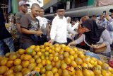 Cagub Jabar Ridwan Kamil (tengah) berbincang dengan warga dan pedagang pasar saat kampanye di Pasar Kebon Kembang, Bogor, Jawa Barat, Senin (16/4). Kunjungan Ridwan Kamil tersebut untuk mendengarkan keluhan dan aspirasi pedagang pasar tradisional terkait kondisi pasar serta berdiskusi untuk memecahkan permasalahan yang ada. ANTARA JABAR/Yulius Satria Wijaya/agr/18.