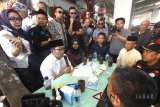 Cagub Jabar Ridwan Kamil (kedua kiri) berbincang dengan warga dan pedagang pasar saat kampanye di Pasar Kebon Kembang, Bogor, Jawa Barat, Senin (16/4). Kunjungan Ridwan Kamil tersebut untuk mendengarkan keluhan dan aspirasi pedagang pasar tradisional terkait kondisi pasar serta berdiskusi untuk memecahkan permasalahan yang ada. ANTARA JABAR/Yulius Satria Wijaya/agr/18.