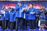 Ketua Umum Partai Demokrat Susilo Bambang Yudhoyono (tengah) didampingi Ibu Ani Yudhoyono menyanyi di atas panggung saat berlangsung Pelantikan Ketua DPD dan Ketua DPC Partai Demokrat Se-Jateng di Stadion Gemilang Magelang, Jateng, Selasa (10/4/2018). Partai Demokrat menargetkan perolehan suara sebesar 15 persen pada Pemilu 2019. (ANTARA/Anis Efizudin) 