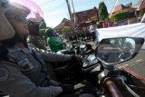 Sejumlah peserta ibu-ibu bersiap untuk berkendara bersama saat kampanye keselamatan berkendara bagi ibu-ibu di halaman depan Mapolres Blitar Kota, Jawa Timur, Selasa (17/4). Selain meperingati hari kartini, kampanye keselamatan tersebut juga bertujuan untuk menekan angka korban kecelakaan dari kalangan ibu-ibu dan perempuan. Antara Jatim/Irfan Anshori/zk/18