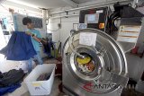 Pekerja beraktivitas di salah satu laundry yang menggunakan bahan bakar energi gas bumi dalam bentuk Compressed Natural Gas (CNG) di Bogor Laundry, Kota Bogor, Jawa Barat, Kamis (5/4). Menurut catatan PGN pada tahun 2017 lalu, perseroan berhasil menambah sambungan gas bumi ke pelanggan industri sampai dengan 114 industri. Industri yang mendapatkan sambungan gas dari PGN tersebut tersebar mulai dari Sumatera bagian utara, Batam, Palembang, Lampung, Cilegon, Jabodetabek, Jawa Bagian Tengah dan Jawa Bagian Timur. ANTARA JABAR/Yulius Satria Wijaya/agr/18.