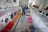 Pekerja beraktivitas di salah satu laundry yang menggunakan bahan bakar energi gas bumi dalam bentuk Compressed Natural Gas (CNG) di Bogor Laundry, Kota Bogor, Jawa Barat, Kamis (5/4). Menurut catatan PGN pada tahun 2017 lalu, perseroan berhasil menambah sambungan gas bumi ke pelanggan industri sampai dengan 114 industri. Industri yang mendapatkan sambungan gas dari PGN tersebut tersebar mulai dari Sumatera bagian utara, Batam, Palembang, Lampung, Cilegon, Jabodetabek, Jawa Bagian Tengah dan Jawa Bagian Timur. ANTARA JABAR/Yulius Satria Wijaya/agr/18.