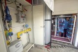 Pekerja beraktivitas di salah satu laundry yang menggunakan bahan bakar energi gas bumi dalam bentuk Compressed Natural Gas (CNG) di Bogor Laundry, Kota Bogor, Jawa Barat, Kamis (5/4). Menurut catatan PGN pada tahun 2017 lalu, perseroan berhasil menambah sambungan gas bumi ke pelanggan industri sampai dengan 114 industri. Industri yang mendapatkan sambungan gas dari PGN tersebut tersebar mulai dari Sumatera bagian utara, Batam, Palembang, Lampung, Cilegon, Jabodetabek, Jawa Bagian Tengah dan Jawa Bagian Timur. ANTARA JABAR/Yulius Satria Wijaya/agr/18.