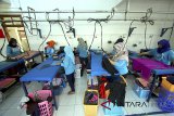 Pekerja beraktivitas di salah satu laundry yang menggunakan bahan bakar energi gas bumi dalam bentuk Compressed Natural Gas (CNG) di Bogor Laundry, Kota Bogor, Jawa Barat, Kamis (5/4). Menurut catatan PGN pada tahun 2017 lalu, perseroan berhasil menambah sambungan gas bumi ke pelanggan industri sampai dengan 114 industri. Industri yang mendapatkan sambungan gas dari PGN tersebut tersebar mulai dari Sumatera bagian utara, Batam, Palembang, Lampung, Cilegon, Jabodetabek, Jawa Bagian Tengah dan Jawa Bagian Timur. ANTARA JABAR/Yulius Satria Wijaya/agr/18.