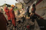 Petugas melakukan evakuasi korban yang tertimpa bangunan di sanggar seni Herman Basari, Gegesik, Cirebon, Jawa Barat, Senin (16/4). Sanggar seni tersebut tertimpa bangunan gedung sarang burung walet yang sudah tua saat kegiatan latihan gamelan hingga mengakibatkan tujuh orang tewas dan empat kritis. ANTARA JABAR/Dedhez Anggara/agr/18.