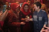 Ketua Yayasan Kebun Raya Indonesia (YKRI) Megawati Soekarnoputri (kanan) berbincang dengan Wali Kota Surabaya Tri Rismaharini (kiri) dan Calon Wakil Gubernur Jawa Timur Puti Guntur Soekarno (tengah) disela acara sarasehan dengan para peraih Kalpataru di Surabaya, Jawa Timur, Sabtu (28/4/2018). Kegiatan sarasehan yang dihadiri 84 peraih Kalpataru tersebut merupakan rangkaian dari Jaga Bhumi Festival yang diharapkan dapat memberikan masukan dan tanggapan para peraih Kalpataru terkait pelestarian lingkungan. (ANTARA /Moch Asim) 