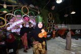 Relawan mempertunjukan teater di Kampung Baca Taman Rimba (Batara) Papring, Banyuwangi, Jawa Timur, Sabtu (22/4). Berbagai macam atraksi mulai dari teater, tari-tarian dan baca puisi oleh anak-anak sekolah alam bersama sejumlah relawan itu, untuk memperingati hari Bumi dan hari Kartini yang bertujuan untuk memberikan pesan moral dan edukasi lewat seni budaya. Antara Jatim/Budi Candra Setya/zk/18.