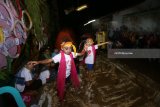 Anak-Anak sekolah Alam menunjukan aksi tarianya di Kampung Baca Taman Rimba (Batara) Papring, Banyuwangi, Jawa Timur, Sabtu (22/4). Berbagai macam atraksi mulai dari teater, tari-tarian dan baca puisi oleh anak-anak sekolah alam bersama sejumlah relawan itu, untuk memperingati hari Bumi dan hari Kartini yang bertujuan untuk memberikan pesan moral dan edukasi lewat seni budaya. Antara Jatim/Budi Candra Setya/zk/18.