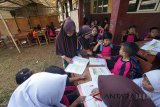 Kegiatan belajar mengajar di SDN Mutiara, Cibeber II, Leuwiliang, Bogor, Jawa Barat, Sabtu (7/4). Siswa kelas 1 hingga kelas 5 SD Negeri Mutiara terpaksa belajar di dalam tenda darurat dari terpal di pelataran sekolah dalam kurun waktu sebulan ini karena rusaknya bangunan kelas akibat lapuk dan diperparah dampak gempa Banten beberapa waktu lalu. ANTARA JABAR/Yulius Satria Wijaya/agr/18.