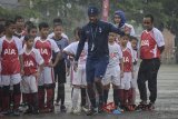 Global Coaching Team Tottenham Hotspur Anton Blackwood (ketiga kanan) memberikan instruksi kepada peserta coaching clinic dalam acara sepak bola untuk negeri di Lapangan UNI, Bandung, Jawa Barat, Rabu (25/4). Sepak bola untuk negeri yang digelar di Jakarta, Ambon, dan Bandung tersebut bertujuan untuk mendorong anak-anak agar mulai menerapkan gaya hidup sehat dengan berolahraga sepak bola sejak dini. ANTARA JABAR/Raisan Al Farisi/agr/18