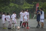 Global Coaching Team Tottenham Hotspur Anton Blackwood (kedua kanan) memberikan instruksi kepada peserta coaching clinic dalam acara sepak bola untuk negeri di Lapangan UNI, Bandung, Jawa Barat, Rabu (25/4). Sepak bola untuk negeri yang digelar di Jakarta, Ambon, dan Bandung tersebut bertujuan untuk mendorong anak-anak agar mulai menerapkan gaya hidup sehat dengan berolahraga sepak bola sejak dini. ANTARA JABAR/Raisan Al Farisi/agr/18