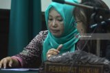 Terdakwa mantan pelaksana tugas Kepala Dinas Kesehatan Kabupaten Jombang, Inna Silestyowati (kiri) berkonsultasi dengan penasehat hukumnya saat menjalani sidang perdana kasus suap Bupati Jombang Nyono Suharli Wihandoko di Pengadilan Tindak Pidana Korupsi (Tipikor) Juanda, Sidoarjo, Jawa Timur, Jumat (27/4). Inna Silestyowati terlibat dalam perkara tindak pidana kasus suap terkait perizinan dan pengurusan penempatan jabatan di Pemkab Jombang.  Antara jatim/Umarul Faruq/zk/18