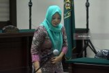 Terdakwa mantan pelaksana tugas Kepala Dinas Kesehatan Kabupaten Jombang, Inna Silestyowati meninggalkan ruangan seusai menjalani sidang perdana kasus suap Bupati Jombang Nyono Suharli Wihandoko di Pengadilan Tindak Pidana Korupsi (Tipikor) Juanda, Sidoarjo, Jawa Timur, Jumat (27/4). Inna Silestyowati terlibat dalam perkara tindak pidana kasus suap terkait perizinan dan pengurusan penempatan jabatan di Pemkab Jombang.  Antara jatim/Umarul Faruq/zk/18