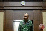 Terdakwa kasus merintangi penyidikan korupsi KTP elektronik Bimanesh Sutarjo mengikuti sidang lanjutan di Pengadilan Tipikor, Jakarta, Senin (23/4/2018). Sidang tersebut beragenda mendengarkan keterangan saksi-saksi. (ANTARA /Akbar Nugroho Gumay) 