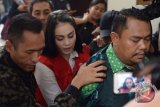 Artis Jennifer Dunn bersiap menjalani sidang lanjutan kasus narkoba di PN Jakarta Selatan, Jakarta, Kamis (19/4/2018). Sidang itu beragenda mendengar keterangan saksi yang didatangkan pihak Jaksa Penuntut Umum. (ANTARA FOTO/Akbar Nugroho Gumay)