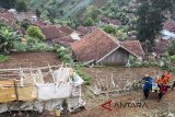 Relawan yang tergabung dalam tim gabungan melakukan evakuasi korban bencana gempa saat simulasi gempa bumi di kawasan Tebing Keraton, Ciburial, Kabupaten Bandung, Jawa Barat, Kamis (26/4). Simulasi yang digelar oleh Badan Penanggulangan Bencana Daerah (BPBD) Provinsi Jawa Barat tersebut dalam rangka memperingati Hari Kesiapsiagaan Bencana di Provinsi Jawa Barat. ANTARA JABAR/M Agung Rajasa/agr/18
