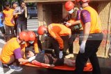 Personel Search And Rescue (SAR) mengevakuasi korban yang terjebak dalam reruntuhan bangunan dalam Simulasi Penanggulangan Bencana di depan Balaikota Malang, Jawa Timur, Kamis (26/4). Kegiatan yang diadakan dalam rangka Hari Kesiapsiagaan Bencana Nasional tersebut sekaligus untuk melatih kerjasama tim Badan Penanggulangan Bencana Daerah (BPBD) dalam menangani bencana. Antara jatim/Ari Bowo Sucipto/zk/18.