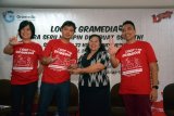 GM Marketing Gramedia Yolla Putryanie (kiri) berpose bersama GM Youth and Community Product Marketing Loop Ahmad Saiful Huda (kedua kiri), Wakil Dekan FEB Unud Prof Dr Ni Luh Putu  Wiagustini (kedua kanan) dan GM Youth and Community Loop Jawa-Bali I Putu Endra Diputra (kanan) saat penyelenggaraan sinergi simulasi seleksi bersama masuk perguruan tinggi negeri (SBMPTN) di Universitas Udayana Bali, Sabtu (21/4). simulasi yang diikuti oleh ratusan peserta serentak di 22 kota di Indonesia tersebut untuk mendukung siswa-siswi dalam mengikuti SBMPTN 2018 agar bisa lulus dan masuk perguruan tinggi negeri sesuai harapan. ANTARA FOTO/Wira Suryantala/18. ANTARA FOTO/Wira Suryantala (ANTARA FOTO/Wira Suryantala)