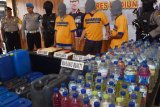 Polisi menunjukkan minuman keras (miras) dalam botol bekas kemasan air mineral dan jeriken saat merilis hasil operasi bersandi ‘Tumpas Semeru 2018’ di Mapolres Madiun, Jawa Timur, Senin (23/4). Selama melaksanakan Operasi Tumpas Semeru sejak 13 April lalu, Polres Madiun menyita 719 liter miras, sebagian miras jenis Arak Jowo (Arjo) oplosan yang diduga bisa membahayakan peminumnya. Antara Jatim/Foto/Siswowidodo/zk/18