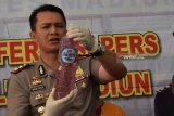 Polisi menunjukkan minuman keras (miras) dalam botol bekas kemasan air mineral dan jeriken saat merilis hasil operasi bersandi ‘Tumpas Semeru 2018’ di Mapolres Madiun, Jawa Timur, Senin (23/4). Selama melaksanakan Operasi Tumpas Semeru sejak 13 April lalu, Polres Madiun menyita 719 liter miras, sebagian miras jenis Arak Jowo (Arjo) oplosan yang diduga bisa membahayakan peminumnya. Antara Jatim/Foto/Siswowidodo/zk/18