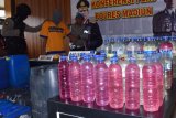 Polisi menunjukkan minuman keras (miras) dalam botol bekas kemasan air mineral dan jeriken saat merilis hasil operasi bersandi ‘Tumpas Semeru 2018’ di Mapolres Madiun, Jawa Timur, Senin (23/4). Selama melaksanakan Operasi Tumpas Semeru sejak 13 April lalu, Polres Madiun menyita 719 liter miras, sebagian miras jenis Arak Jowo (Arjo) oplosan yang diduga bisa membahayakan peminumnya. Antara Jatim/Foto/Siswowidodo/zk/18