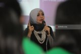 dr. Lula Kamal yang juga merupakan seorang artis memberikan penjelasan kepada sejumlah Bonek Wanita (Bonita) saat Sosialisasi Sistem Reproduksi Wanita dan Pemeriksaan Inspeksi Visual Asam asetat (IVA) di Polrestabes Surabaya, Jawa Timur, Sabtu (15/4). Kegiatan yang dilanjutkan pemeriksaan IVA itu untuk memberikan pemahaman kepada para Bonita tentang pendeteksian dini kanker rahim dan pencegahanya. Antara Jatim/Didik Suhartono/zk/18