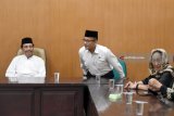 KetuaTanfidziyah Pengurus Wilayah Nahdlatul Ulama (PWNU) Jawa Timur M. Hasan Mutawakkil Allalah (kiri) didampingi Sekretaris PWNU Jawa Timur Akhmad Muzakki (tengah) dan putri Presiden Pertama RI Sukmawati Soekarnoputri (kanan) melakukan mediasi ketika berkunjung ke Kantor PWNU Jawa Timur, Surabaya, Rabu (18/4). Dalam kesempatan tersebut KetuaTanfidziyah PWNU Jawa Timur memaafkan Sukmawati Soekarnoputri atas karya puisinya berjudul Ibu Indonesia yang dinilai telah menimbulkan kegaduhan dan menyakiti umat islam. Antara Jatim/M Risyal Hidayat/zk/18