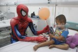 Anggota komunitas Sahabat Anak Kanker berkostum Spiderman menghibur pasien anak-anak di Bangsal Anak, Rumah Sakit Syaiful Anwar, Malang, Jawa Timur, Sabtu (28/4). Kegiatan tersebut untuk menghibur dan memberi dukungan terhadap pasien anak-anak terutama penderita kanker. Antara Jatim/Ari Bowo Sucipto/zk/18.