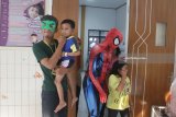 Anggota komunitas Sahabat Anak Kanker berkostum Spiderman menghibur pasien anak-anak di Bangsal Anak, Rumah Sakit Syaiful Anwar, Malang, Jawa Timur, Sabtu (28/4). Kegiatan tersebut untuk menghibur dan memberi dukungan terhadap pasien anak-anak terutama penderita kanker. Antara Jatim/Ari Bowo Sucipto/zk/18.