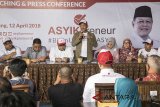 Calon Wakil Gubernur Jawa Barat nomor urut tiga Ahmad Syaikhu menyampaikan paparan pada acara Asyikpreneur wujudkan lapangan kerja baru di Caffe Opieun Bandung, Jawa Barat, Kamis (12/4). Dalam kampanye tersebut Ahmad Syaikhu yang berpasangan dengan Sudrajat berjanji akan membuka sedikitnya 2 juta lapangan kerja baru dalam bidang enterpreneur atau kewirausaahan bagi anak muda generasi milenial dengan cara pendampingan dan pelatihan langsung dari pengusaha dan praktisi bisnis. ANTARA JABAR/Novrian Arbi/agr/18