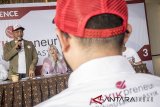 Calon Wakil Gubernur Jawa Barat nomor urut tiga Ahmad Syaikhu menyampaikan paparan pada acara Asyikpreneur wujudkan lapangan kerja baru di Caffe Opieun Bandung, Jawa Barat, Kamis (12/4). Dalam kampanye tersebut Ahmad Syaikhu yang berpasangan dengan Sudrajat berjanji akan membuka sedikitnya 2 juta lapangan kerja baru dalam bidang enterpreneur atau kewirausaahan bagi anak muda generasi milenial dengan cara pendampingan dan pelatihan langsung dari pengusaha dan praktisi bisnis. ANTARA JABAR/Novrian Arbi/agr/18