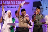 Kapolda Jawa Timur Irjen Pol Machfud Arifin (tengah) bersama Pangdam V/Brawijaya Mayjen TNI Arif Rahman (kanan) dan Habib M Luthfi (kiri) menghadiri acara Tabligh Akbar di Polrestabes Surabaya, Jawa Timur, Sabtu (28/4/2018). Tabligh Akbar itu bertema Dengan Memperingati Isra Miraj Nabi Muhammad SAW 1439 H Kita Tingkatkan Toleransi dan Kerukunan Umat Beragama Menuju Pilkada Aman dan Damai. (ANTARA FOTO/Didik Suhartono) 