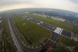 Foto udara landasan Bandara Internasional Jawa Barat (BIJB) di Kertajati, Majalengka, Jawa Barat, Selasa (17/4). PT Angkasa Pura II (Persero) menargetkan pengembangan landasan pacu (runway) yang mencapai 3.000 x 60 meter di BIJB akan rampung pada Oktober mendatang. ANTARA JABAR/Raisan Al Farisi/agr/18
