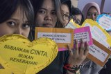 Sejumlah mahasiswi menunjukkan poster pernyataan sikap saat acara Temu Perempuan Muda Bandung di Universitas Pasundan, Bandung, Jawa Barat, Jumat (27/4). Acara yang diikuti sejumlah mahasiswi dari berbagai perguruan tinggi di Bandung tersebut bertujuan sebagai kampenye menghentikan kekerasan dan pelecehan seksual terhadap perempuan baik secara fisik maupun verbal khususnya di lingkungan kampus. ANTARA JABAR/Novrian Arbi/agr/18.