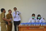 Petugas Badan Narkotika Nasional (BNN) Tasikmalaya memeriksa hasil tes urine narkoba Pegawai Negeri Sipil (PNS) di Balai Kota Pemkot Tasikmalaya, Jawa Barat, Senin (9/4). Pemeriksaan Narkoba yang diselenggarakan BNN Tasikmalaya, sebagai pengawasan kesehatan mental sekaligus meningkatkan kinerja PNS dan mencegah adanya pengaruh serta peredaran narkoba di lingkungan Pemerintahan dan dalam pemeriksaan tersebut terdapat lima sampel urine positif. ANTARA JABAR/Adeng Bustomi/agr/18