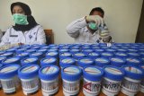 Petugas Badan Narkotika Nasional (BNN) Tasikmalaya memeriksa hasil tes urine narkoba Pegawai Negeri Sipil (PNS) di Balai Kota Pemkot Tasikmalaya, Jawa Barat, Senin (9/4). Pemeriksaan Narkoba yang diselenggarakan BNN Tasikmalaya, sebagai pengawasan kesehatan mental sekaligus meningkatkan kinerja PNS dan mencegah adanya pengaruh serta peredaran narkoba di lingkungan Pemerintahan dan dalam pemeriksaan tersebut terdapat lima sampel urine positif. ANTARA JABAR/Adeng Bustomi/agr/18