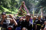 Warga suku Tengger membawa sesaji berupa buah dan sayuran hasil panen saat Tradisi Ritual Grebeg Tengger Tirtoaji di mata air Widodaren,  Wendit, Malang, Jawa Timur, Kamis (12/4). Tradisi yang dilakukan setiap tanggal ke-25 Bulan Kesembilan kalender Tengger tersebut merupakan ungkapan syukur dan permohonan doa terhadap Tuhan atas hasil panen yang melimpah. Antara Jatim/Ari Bowo Sucipto/zk/18.