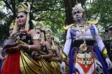 Seniman dan warga suku Tengger mengiringi Tradisi Ritual Grebeg Tengger Tirtoaji di mata air Widodaren, Wendit, Malang, Jawa Timur, Kamis (12/4). Tradisi yang dilakukan setiap tanggal ke-25 Bulan Kesembilan kalender Tengger tersebut merupakan ungkapan syukur dan permohonan doa terhadap Tuhan atas hasil panen yang melimpah. Antara Jatim/Ari Bowo Sucipto/zk/18.