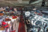  Pengunjung mengunjungi stan pameran pada hari terakhir pameran otomotif Indonesia International Motor Show (IIMS) 2018 di JIExpo Kemayoran Jakarta Jakarta, Minggu (29/4/2018). IIMS 2018 Dyandra Promosindo sebagai penyelenggara mencatat total transaksi sebesar Rp2,5 triliun dari data rekapitulasi hingga Jumat (27/4/2018), sehingga nilai transaksi hingga akhir pameran pada Minggu (29/4/2018) dapat mencapai Rp3,3 triliun. (ANTARA FOTO/Muhammad Adimaja)