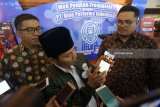 Plt Bupati Trenggalek Moch Nur Arifin (tengah) didampingi Director PT Qlue Performa Indonesia Dedi Irawan Sinuhaji (kiri)  dan Community Partnership Ibrahim Ukrin (kanan) menunjukkan aplikasi Qlue di ponselnya usai peluncuran program ujicoba aplikasi Qlue di Pendopo Trenggalek, Jawa Timur, Kamis (12/4). Aplikasi Qlue yang didesain untuk meningkatkan layanan publik berbasis android ini diujicoba pemerintah daerah setempat untuk memudahkan masyarakat melaporkan segala permasalahan berkaitan dengan layanan masyarakat, mulai dari administrasi kependudukan, kesehatan, pendidikan hingga infrastruktur dan kebencanaan. Antara Jatim/Destyan Sujarwoko/zk/18