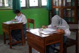 Siswa penyadang tuna netra mengerjakan soal Ujian Nasional Berbasis Kertas dan Pensil (UNBKP) di SLB Budi Mulia Blitar, Jawa Timur, Selasa (10/4). Guna mempermudah pengawasan dan pelaksanaan ujian, sebanyak lima siswa berkebutuhan khusus dari tiga sekolah didaerah tersebut melaksanakan UNBKP disatu lokasi sekolah.Antara Jatim/Irfan Anshori/zk/18