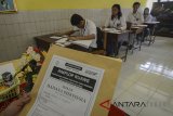 Siswa difabel mengerjakan soal Ujian Nasional Berbasis Kertas dan Pensil (UNBKP) di SLB Negeri A Wyata Guna, Bandung, Jawa Barat, Senin (9/4). Kementerian Pendidikan dan Kebudayaan mencatat, sebanyak 1.812.565 siswa sudah mengikuti UNBK di 18.353 sekolah, sementara 171.003 siswa masih mengikuti UNBKP di 2.790 sekolah. ANTARA JABAR/Raisan Al Farisi/agr/18.