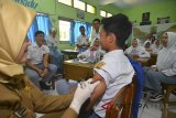 Petugas Dinas Kesehatan (Dinkes) menyuntikkan vaksin DPT (Difteri, Tetanus dan Pertusis) anti penyakit difteri kepada siswa SMAN 1 Ciamis, Jawa Barat, Senin (2/4). Dinas Kesehatan Provinsi Jabar menyasar 3.629.178 warga usia 1-19 tahun untuk mencegah wabah difteri di lima Kota dan Kabuapten yang dianggap rawan, sementara jumlah kasus difteri di Jabar sudah mencapai 123 kasus. ANTARA JABAR/Adeng Bustomi/agr/18